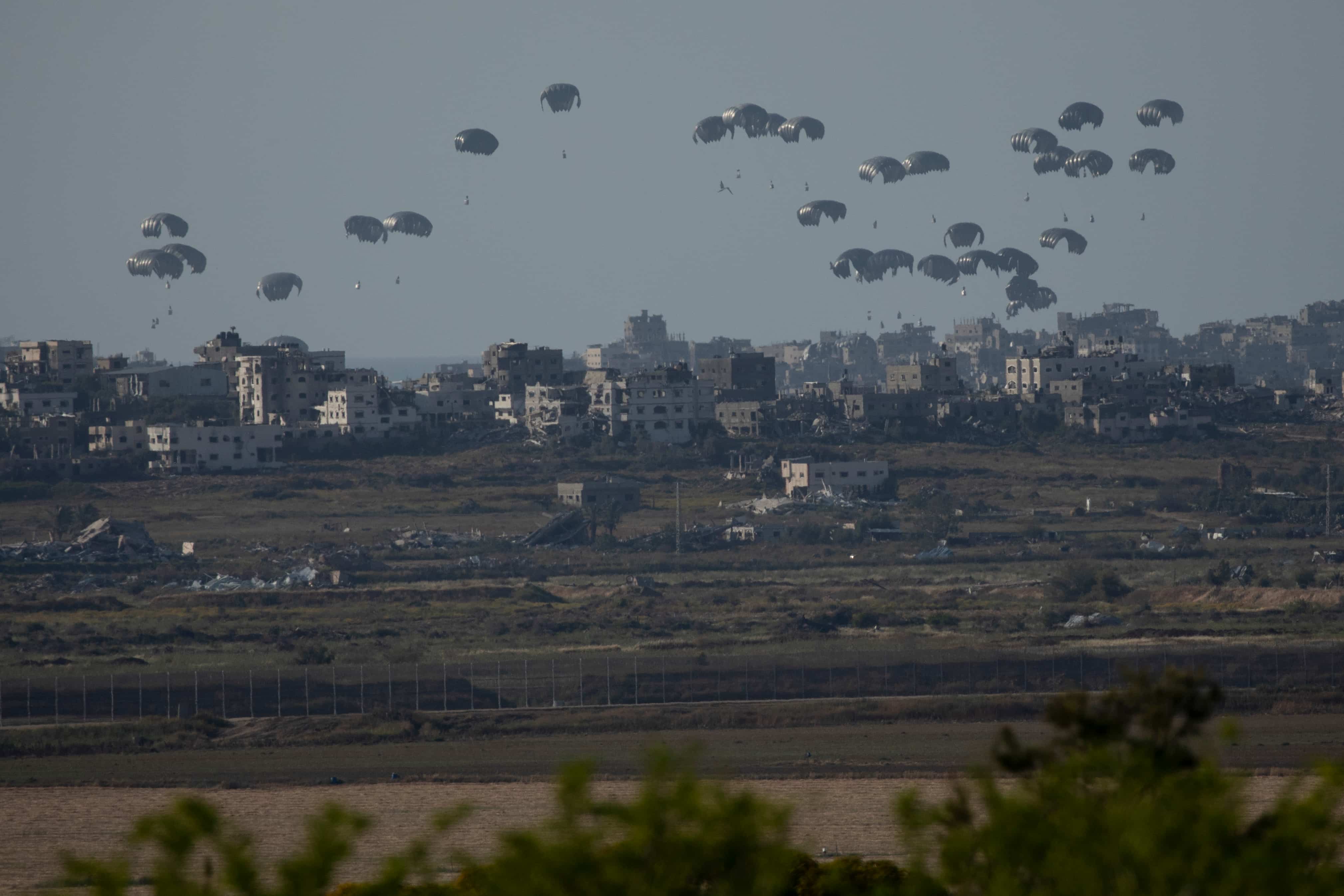 Israeli Defense Minister: Israel 'to Flood Gaza with Aid'
