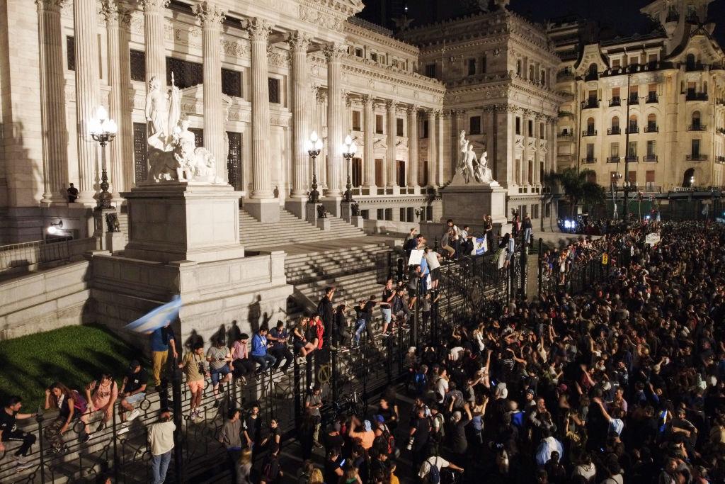 Argentina: Protests Continue Over Milei's Deregulation Decree