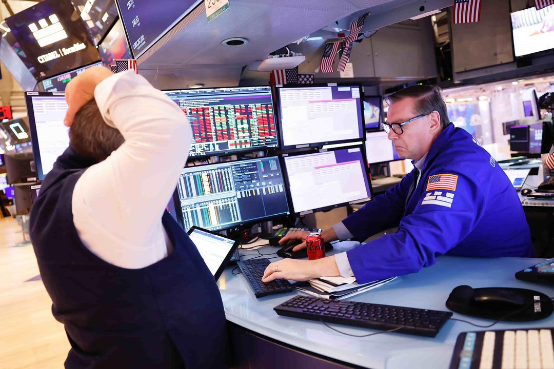 Dow Falls 375 Points Amid Disappointing GDP Report
