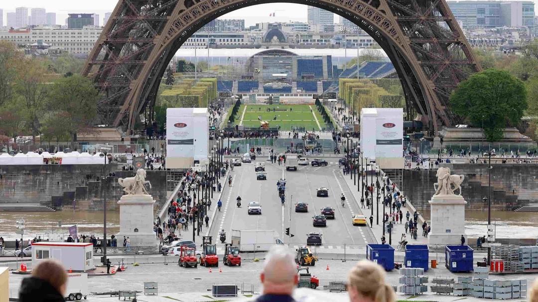 Coffins Marked 'French Soldiers in Ukraine' Left Near Eiffel Tower