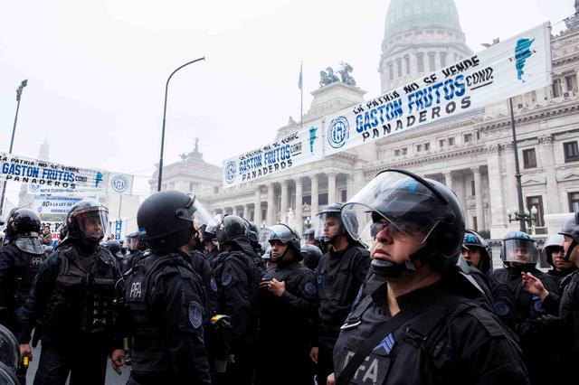 Argentina: Police, Protesters Clash as Senate Passes Reform Bill