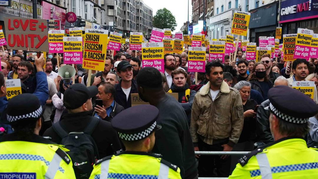 UK: Thousands of Counter-Protesters Line Streets Amid Expected Anti-Immigrant Riots