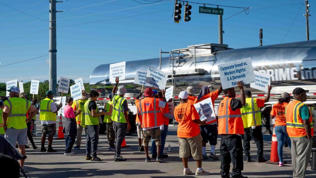 US Dockworkers End Strike