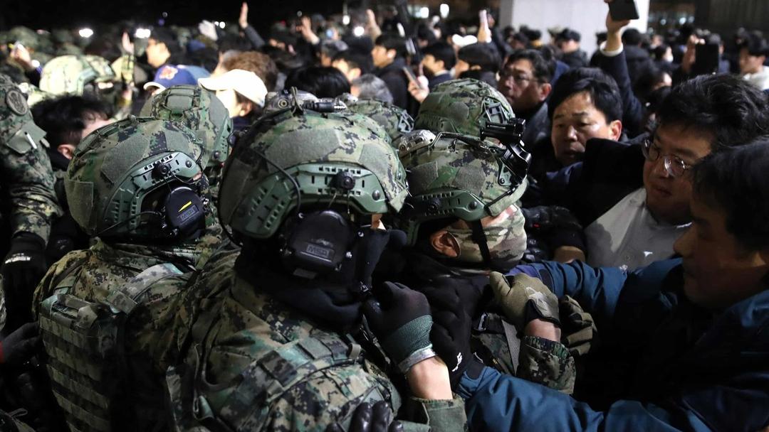 South Korea: Police Raid Presidential Office, Ex-Minister Attempts Suicide