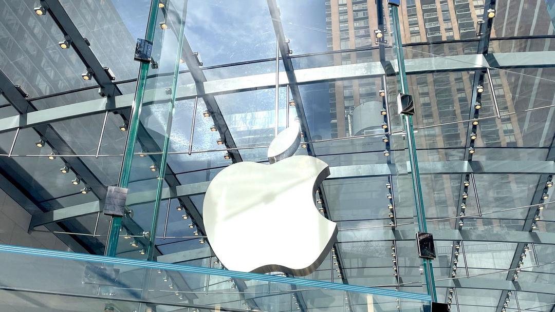 Apple Names Sabih Khan as New COO