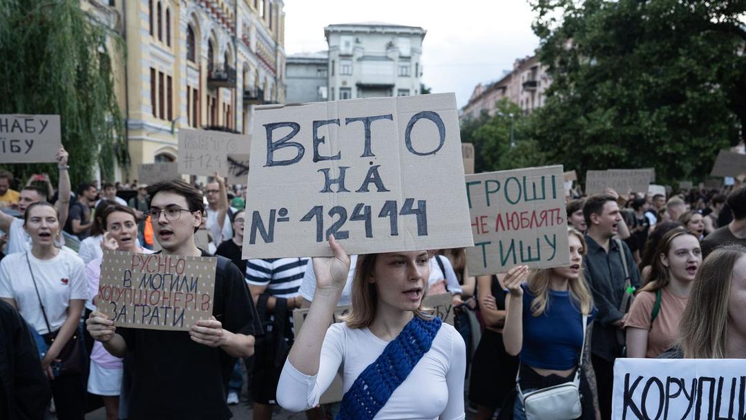 Thousands Protest as Zelenskyy Signs Anti-Corruption Law