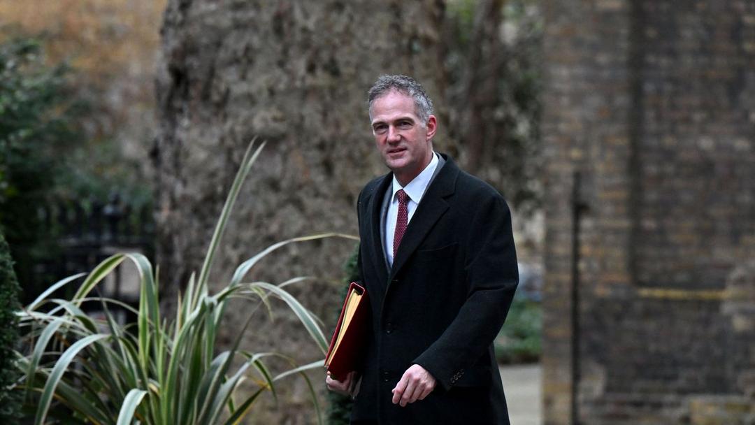 UK: Tech Secretary Accuses Farage of Siding with Predators