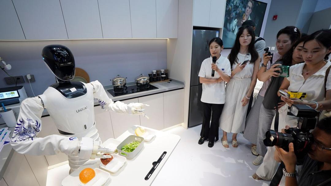 China Opens World's First Robot Mall in Beijing