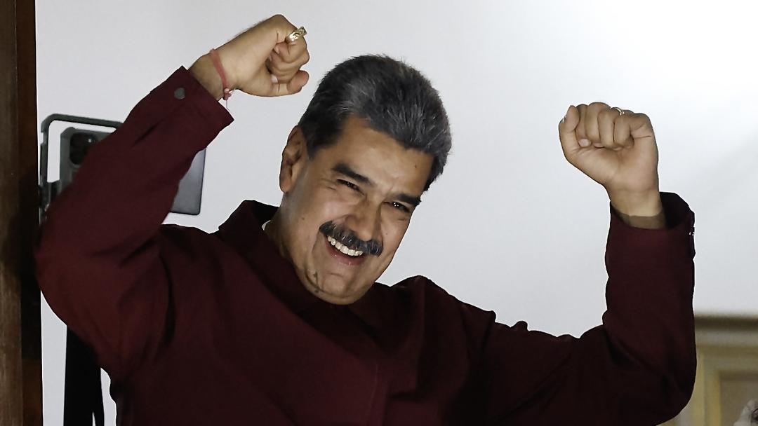 US Deploys Warships Off Venezuela as Maduro Mobilizes Militia