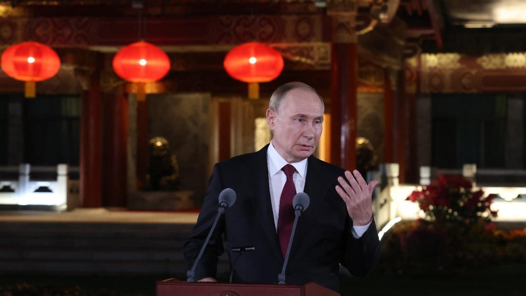 Putin Calls on Ukraine to End War With Talks or He'll End It Militarily
