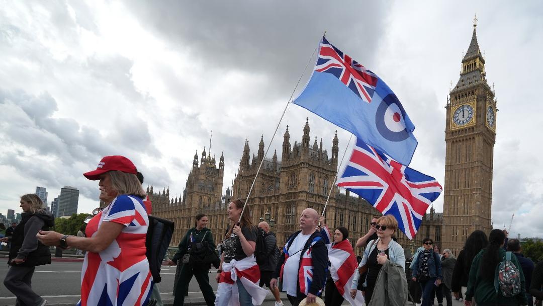 UK: Tommy Robinson Rally Draws 110K in London, Clashes Erupt