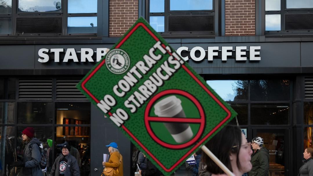 US: Over 1K Starbucks Baristas Strike on Red Cup Day in 40+ Cities