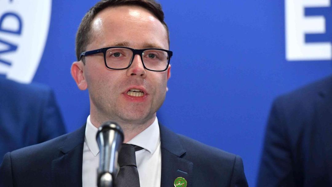 Masked Gunmen Threaten N. Ireland Politicians in Video