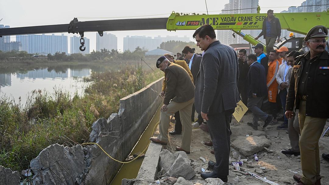 Verity - Engineer Dies After Car Plunges Into Pit in Noida